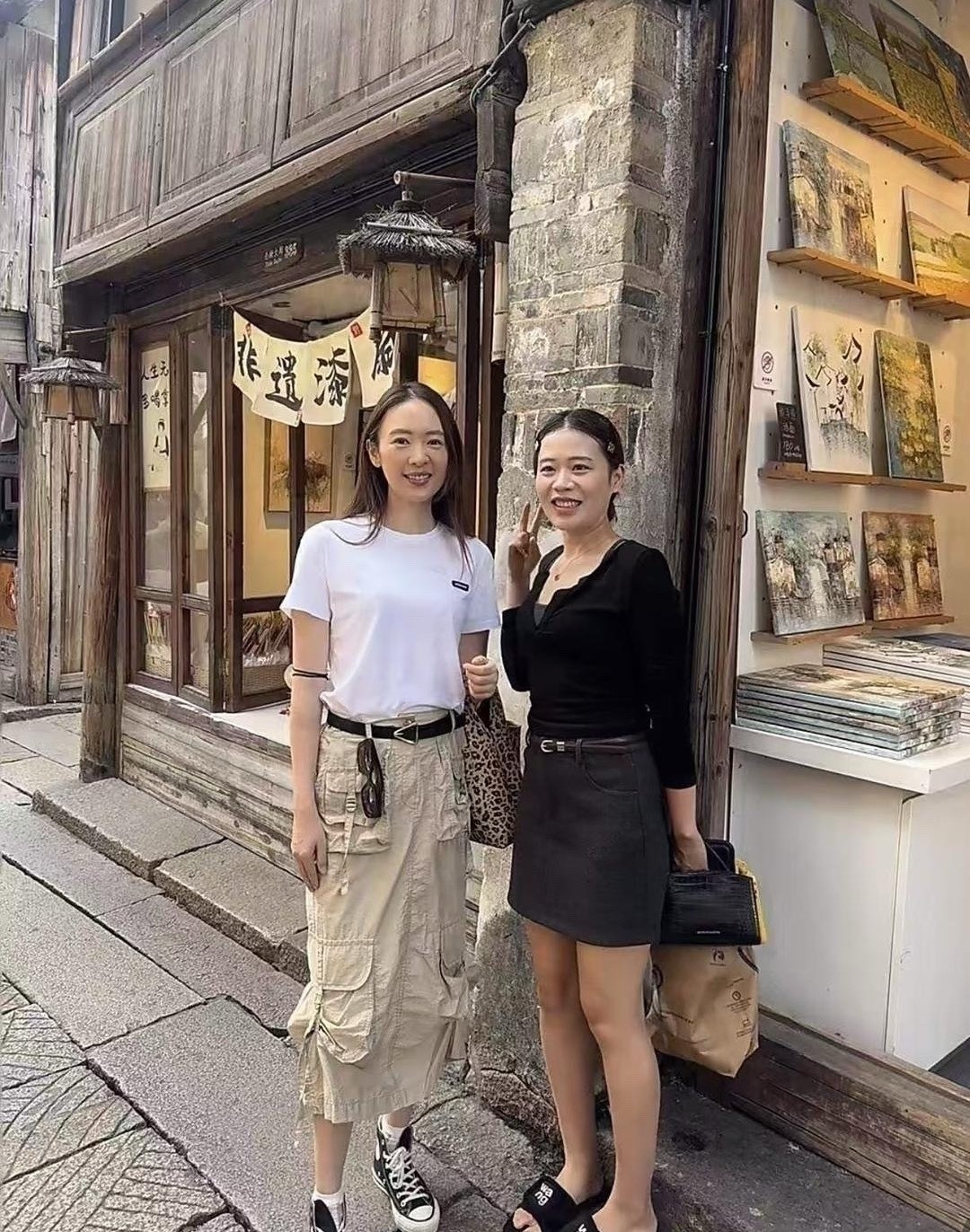 有位网友在乌镇偶遇童瑶，看这状态，像是没化妆的样子！​​​
