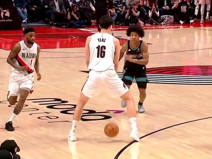 杨瀚森上演下蛋妙传，斯普利特需增加其上场时间今天开拓者大胜灰熊的比赛中，杨瀚