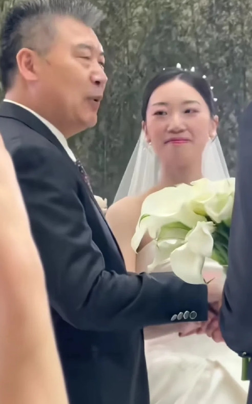 中国乒乓球队功勋教练李隼今天嫁女儿了，看看这个婚礼的宾客都是重量级的，其中三位世