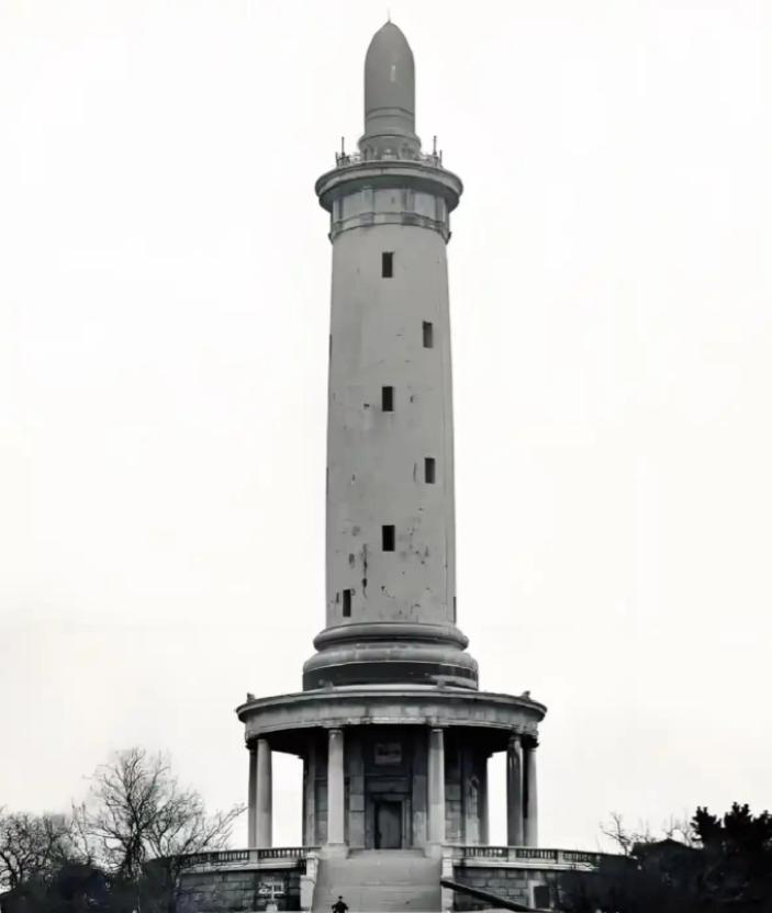 太蹊跷了！大连旅顺，一座老塔刚传出要拆，日本立马跳脚，开口就讨“废料”，结果地基