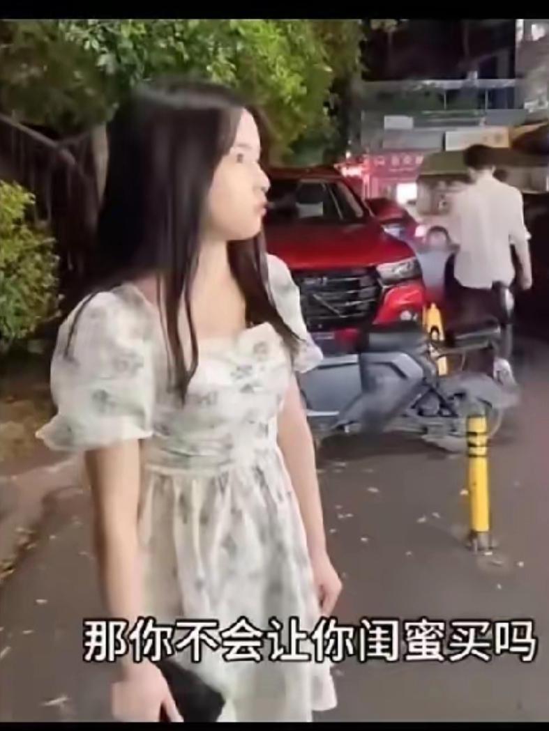 打肿脸充胖子，请大学室友吃饭，男友一句话让她红了脸！有个姑娘叫周敏，毕业五年
