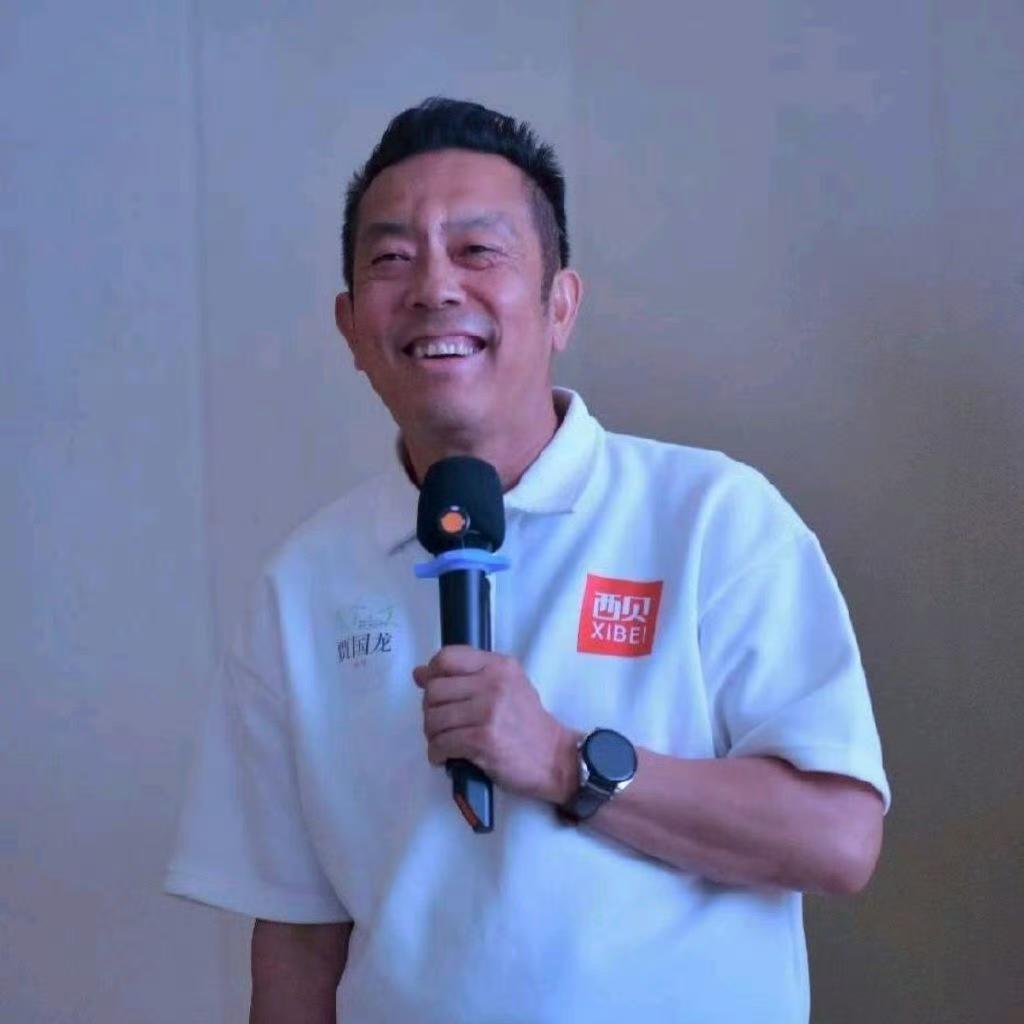罗永浩是点火的，贾国龙是把自己点着的。2025年9月，罗永浩一句“几乎全是预