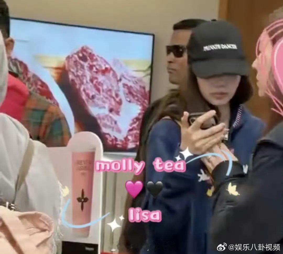 路人偶遇lisa买茉莉奶白茉莉奶白偶遇Lisa路人偶遇Lisa买茉莉奶白哈哈哈