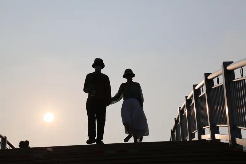 珍惜相识、相知、相遇，真的太重要了。生活里，那些平常陪伴在身边的人，很容易就被我