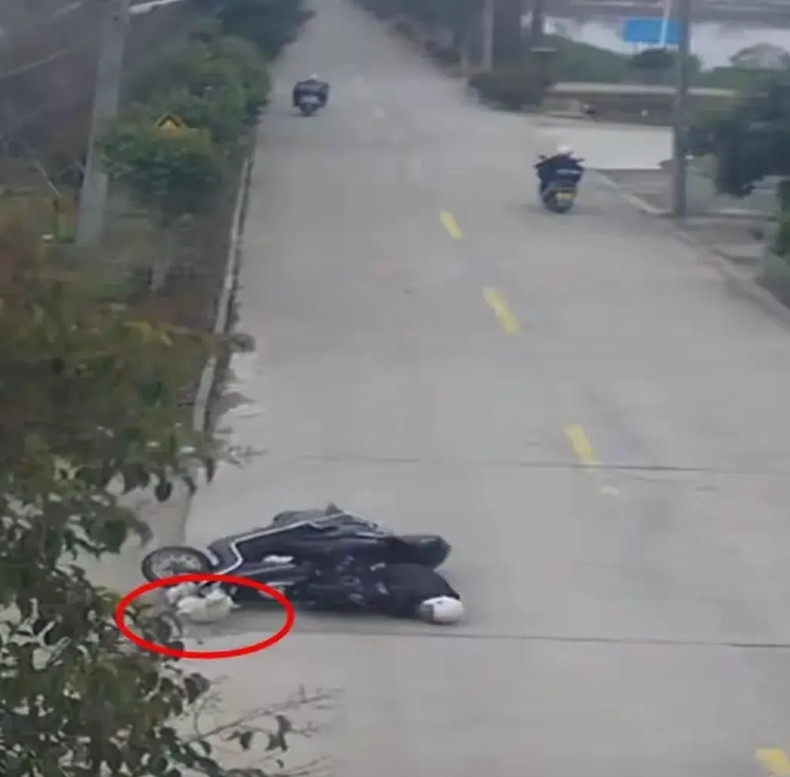 江苏泰州，缺3根手指的大妈骑电动车出门，被一条未栓绳的狗撞倒电瓶车，大妈被甩出几