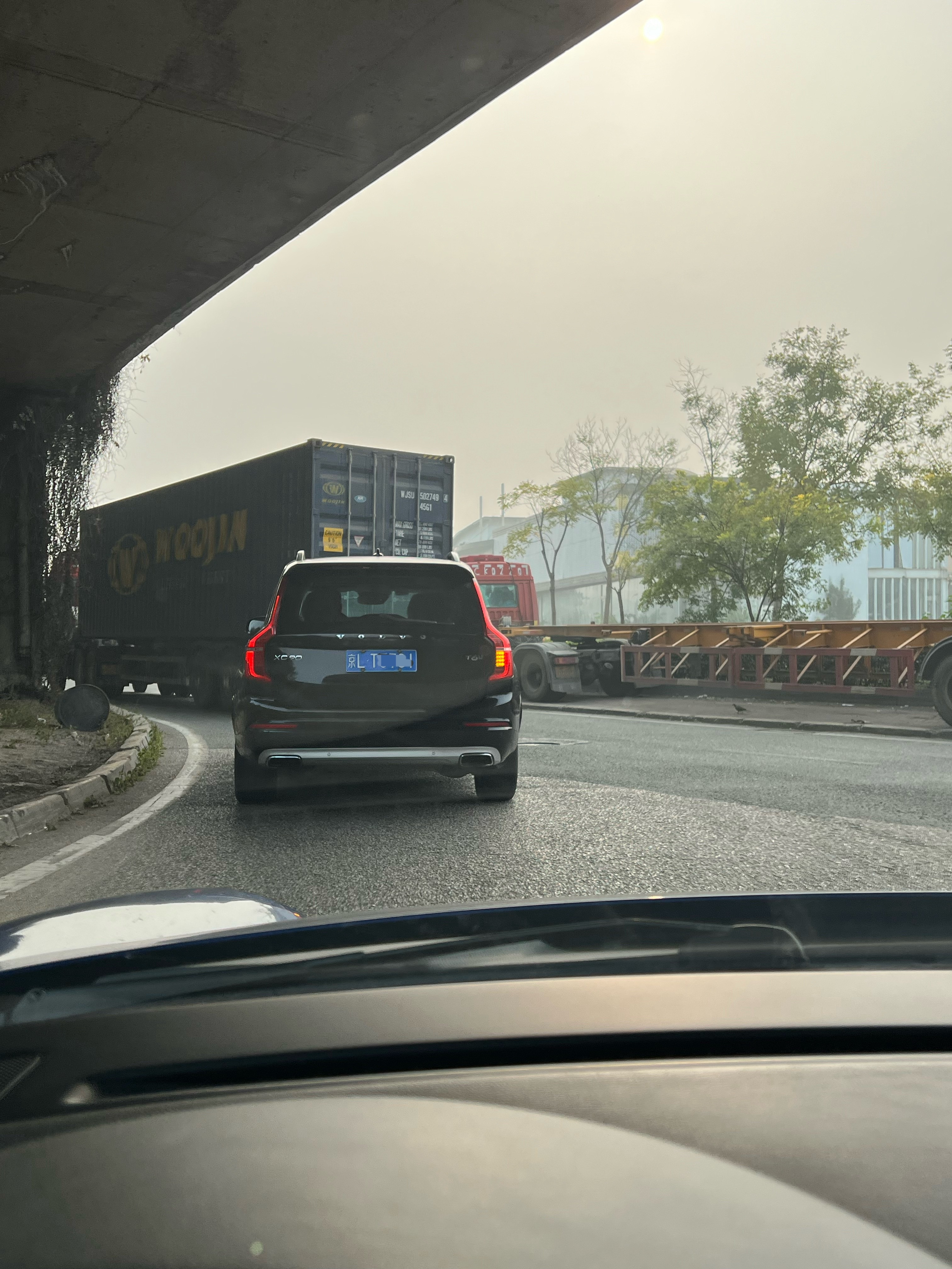 一早上碰见俩打右转灯左转的我这是信条里被逆转了吗？​​​