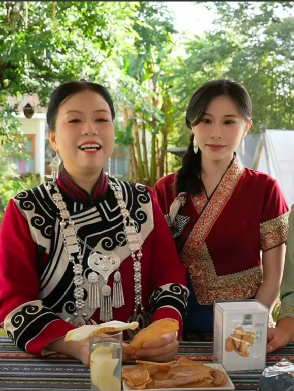 许妈姚爸妮妮历经三十小时抵达云南，母亲节这天，在云南这片美丽的土黑上，此刻正在直