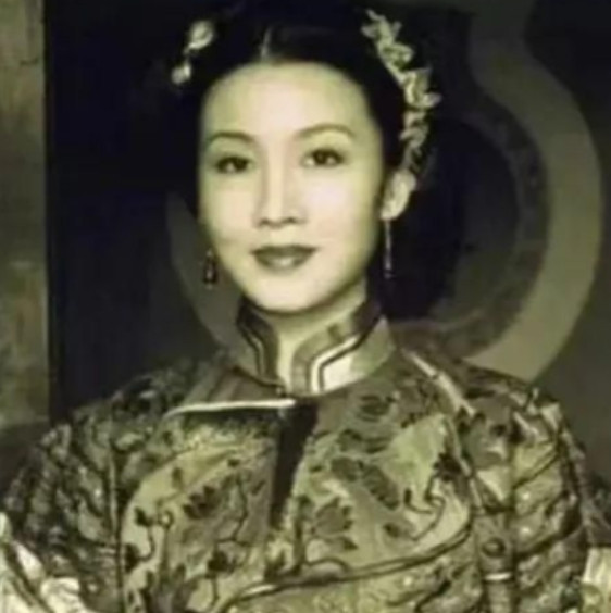 1936年，袁世凯的女儿大婚，进入洞房后，新郎兴致全无，怒骂新娘：“你个残花败柳