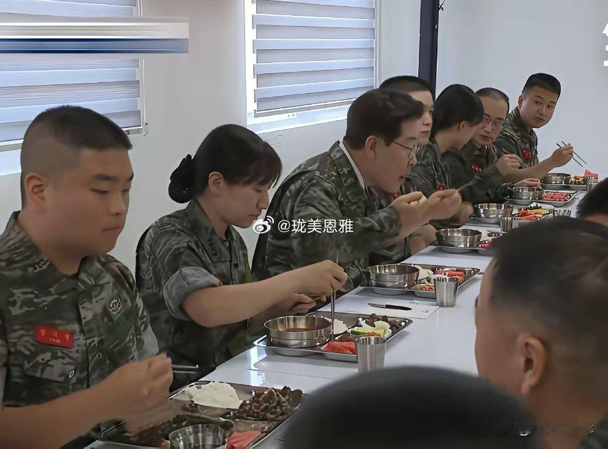 韩国总统李在明视察部队并与士兵一同就餐韩国部队的伙食依旧寒酸：米饭、青菜、泡菜…