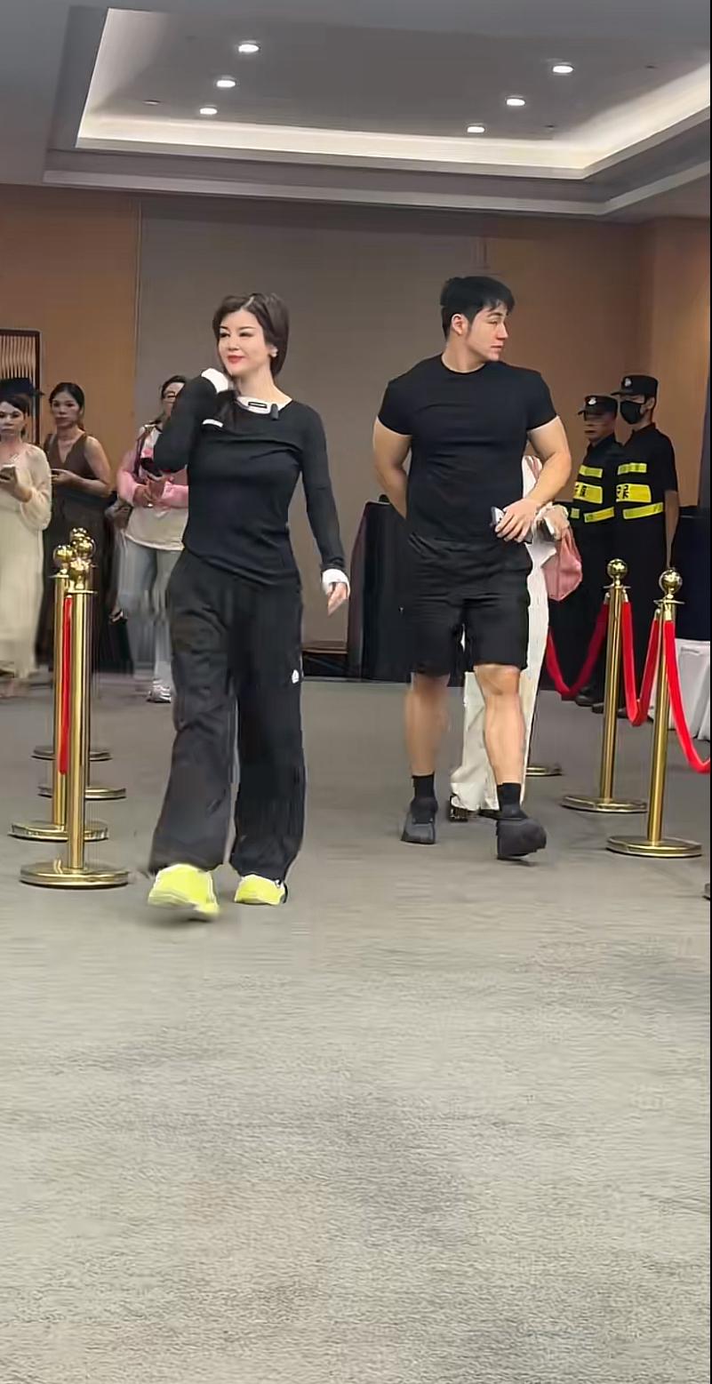 “软饭王”任任，陪着自己的女朋友，虞美人集团董事长于文红，出席2026年集团全国