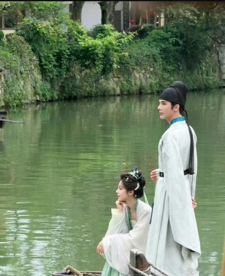王安宇走路脖子前倾王安宇其实不算脖子前倾，但驼背含胸的问题挺明显的。内娱不少男明