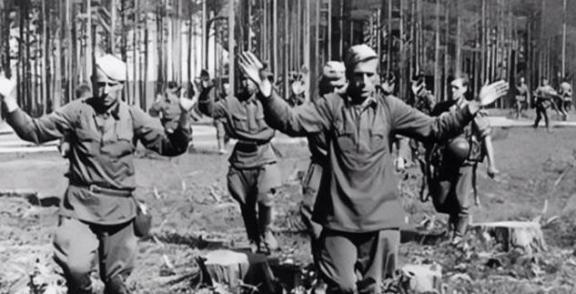 1944年初的二战期间，为了能逃出德国纳粹集中营，600名英法盟军飞行员用一年时