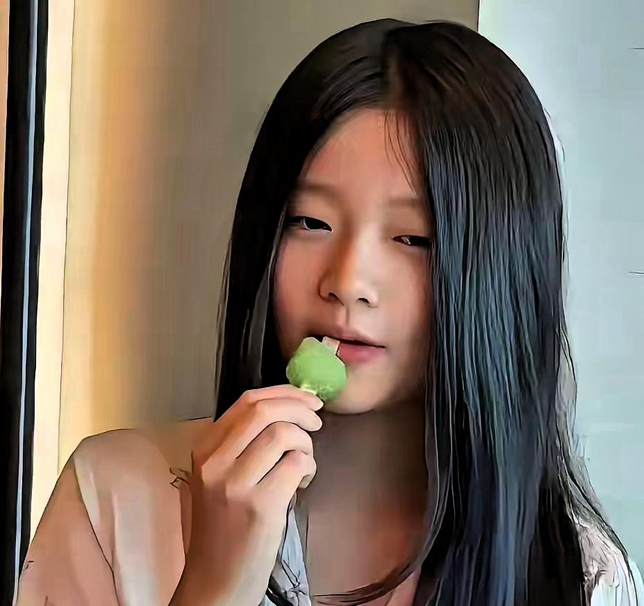 他悄悄关注了女儿,在外面社交平台,他等她回关,等了很久没等到,他的手机在手里,他