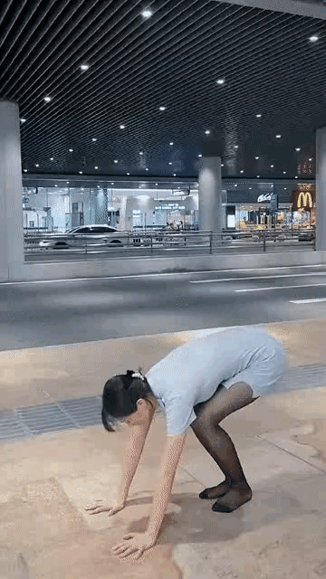 看来美女还是有两把刷子的，看把小伙迷的神魂颠倒，手机都拿不住了[捂脸哭]