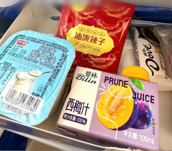 近日，有消息称南航某航班给机上100多名乘客发放了西梅汁，不少人一开始把它当成普