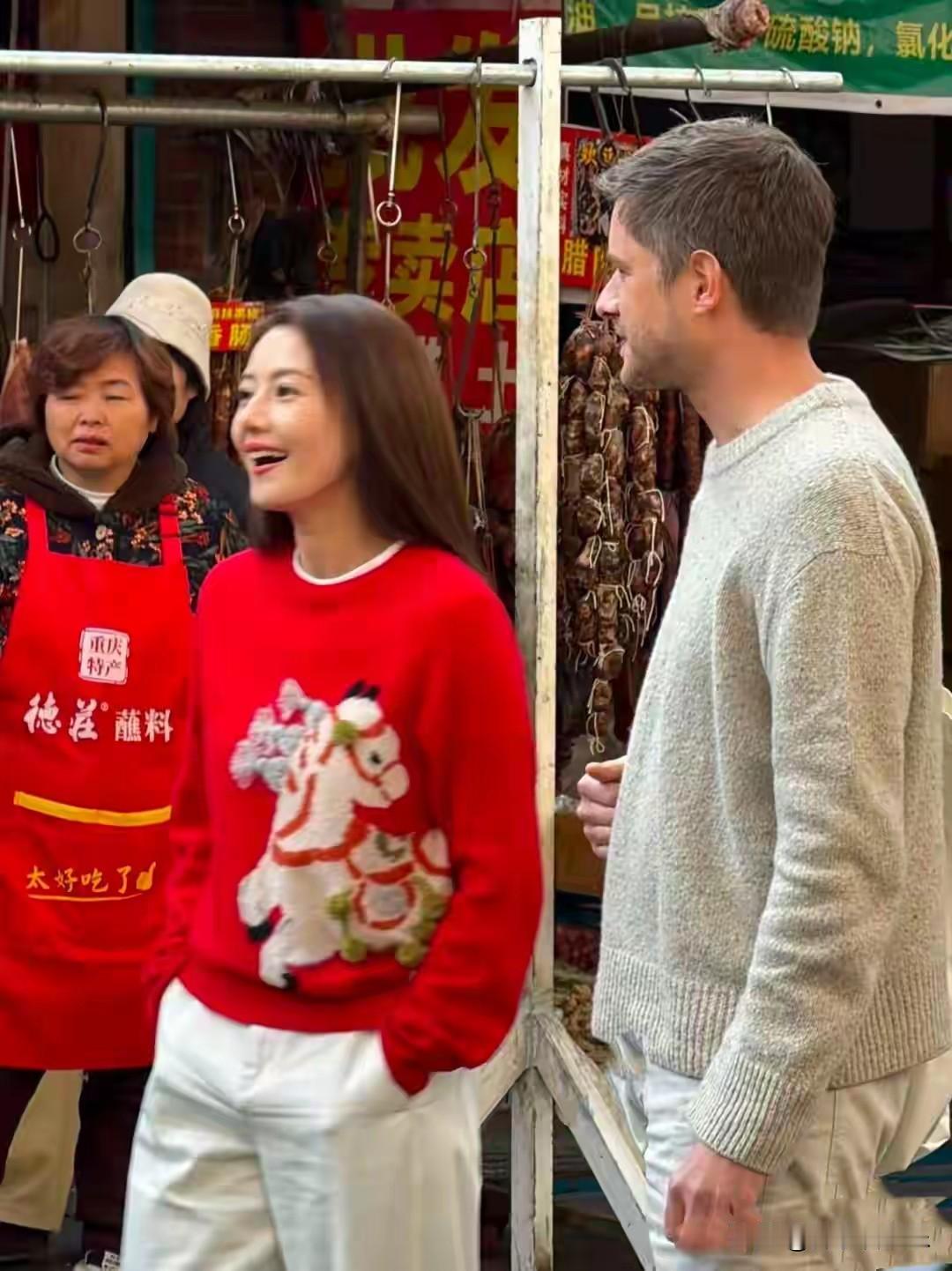 日前，成都春熙路的街头因一位“不期而遇”的明星掀起热议——有网友偶遇素颜逛街的高