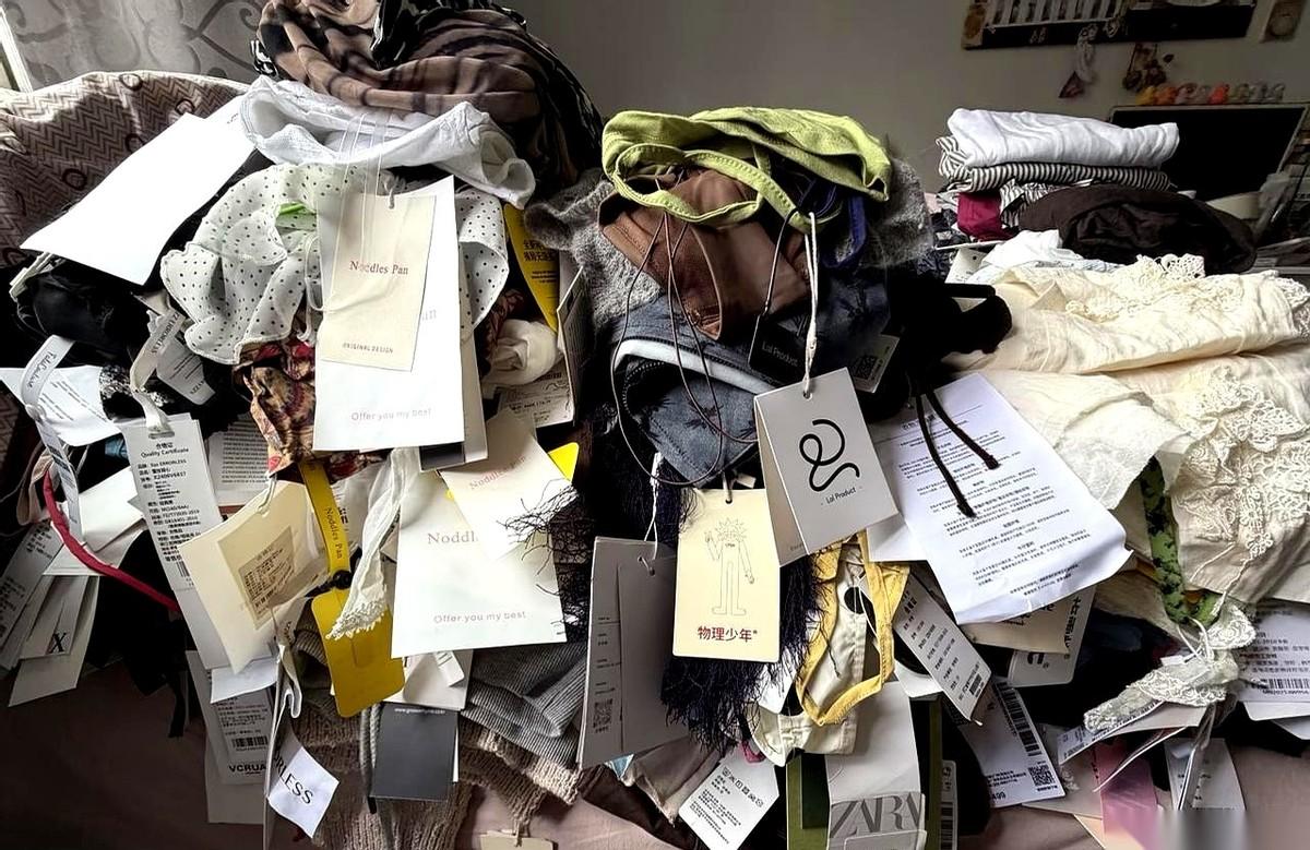 我闺蜜，五十岁，衣柜里塞了五十多件新衣服，吊牌都没剪。真的，五十多件。就那么
