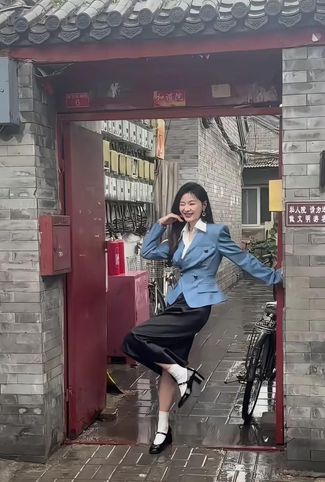 很多网友看上金靖这组图片直接拿来做屏保我也是被惊呆了，据说他两周瘦了29斤，