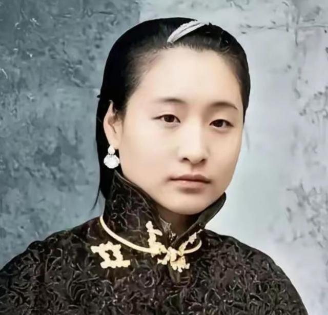 1916年，蔡锷病死了，小情人小凤仙参加完他的葬礼便消失了，直到1998年，她的