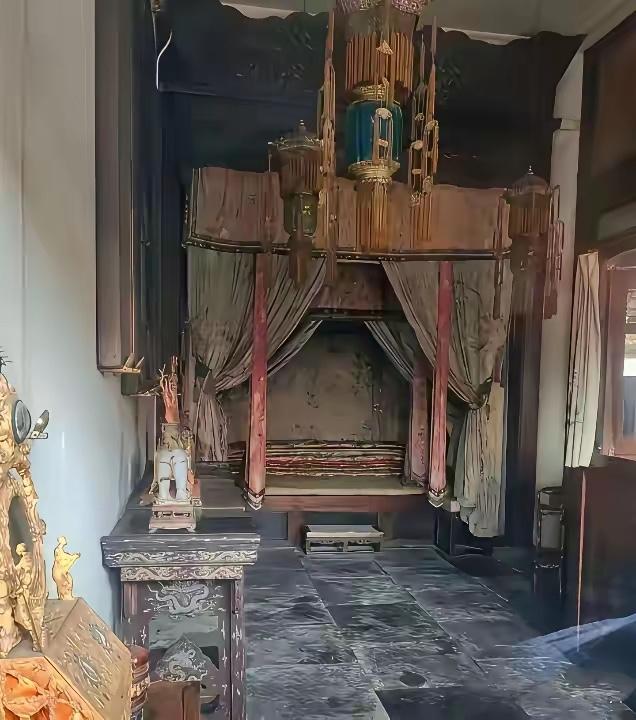 这是慈禧太后卧室的真实写照，这可不是剧照，货真价实的照片！慈禧入宫后曾居住储