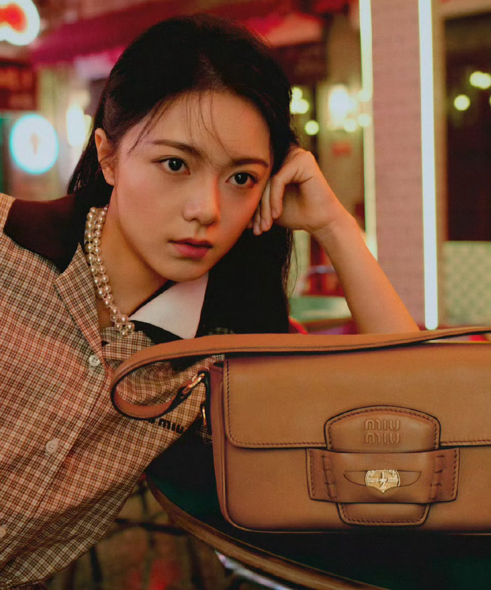 MiuMiu在中国签下的四位小花，均已收获全球正季成衣广告。其中李庚希是去年签