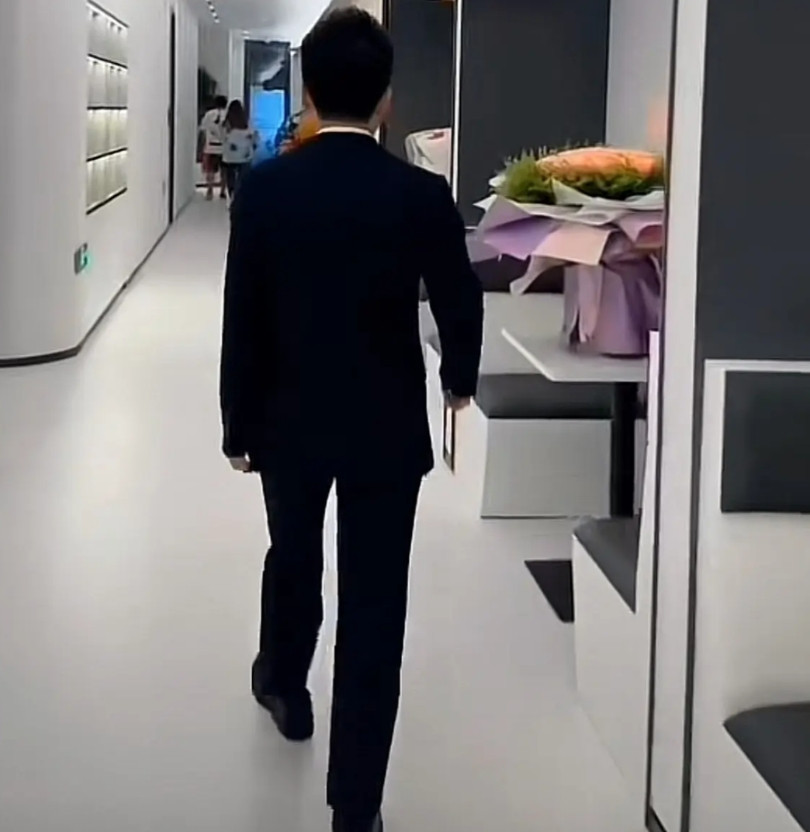 当今最彪悍的两个人：一个是罗永浩，一个是董宇辉。罗永浩是一代辩论天才，挑起冲
