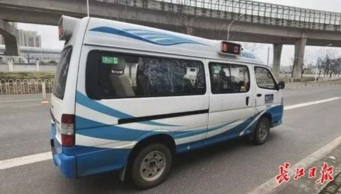 如今在武汉白沙洲片区，市民出行多了一种便捷选择——通过手机预约“响应式公交”，无