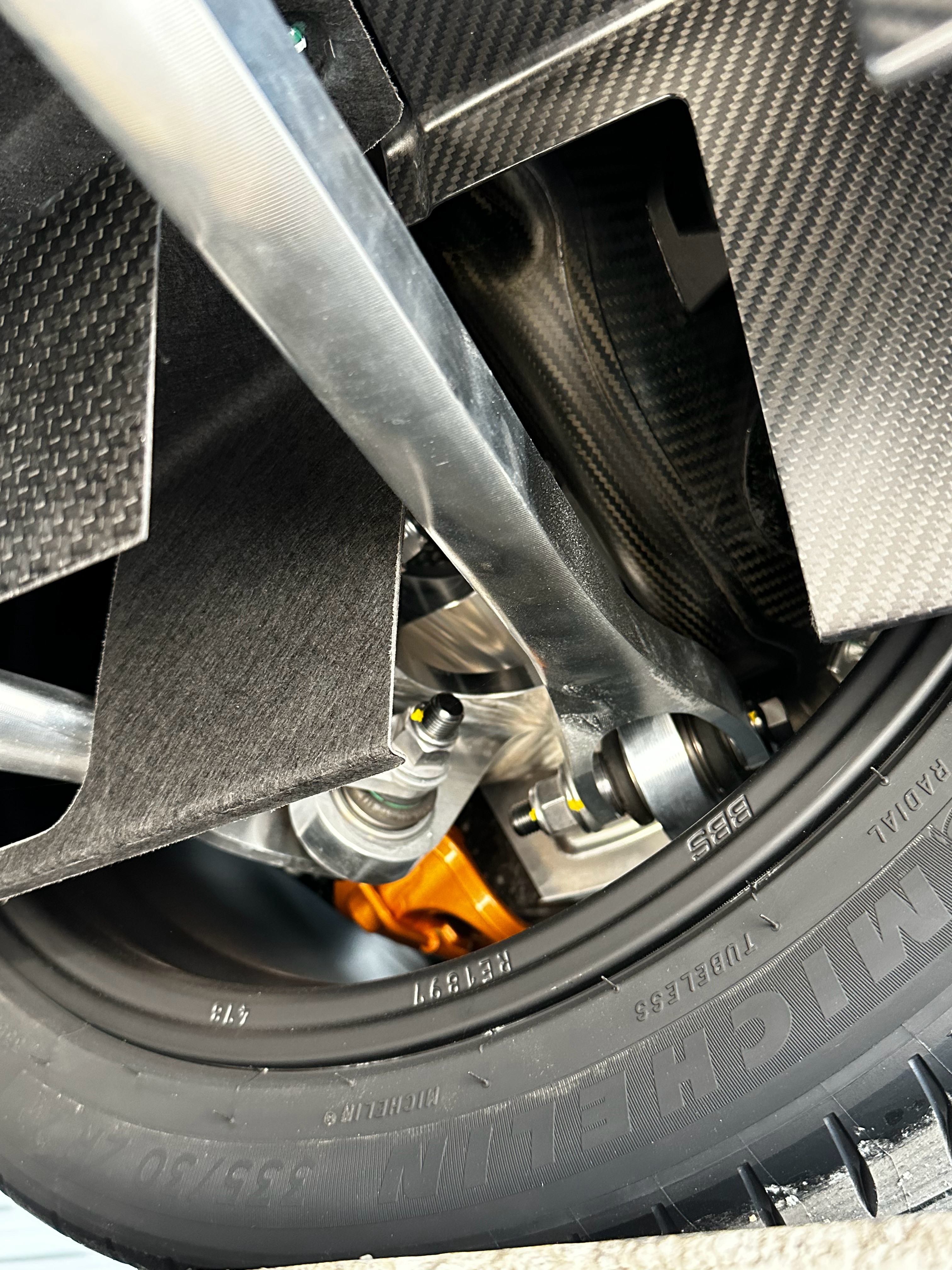 BBS迟早买一套有很多的顶级跑车或者hypercar，原厂轮毂就是BBS这个品