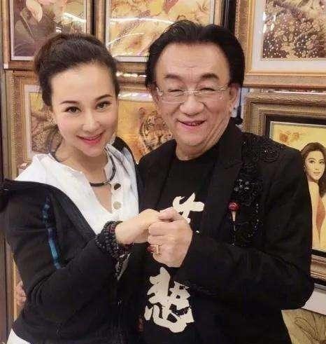 1993年，45岁的侯耀文娶了小20岁的袁茵，婚后他经常外出工作，便让师侄戴志诚