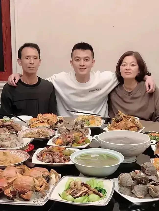 欧豪果真像妈妈，都说男孩子像妈妈有福气。欧豪的父母看起来就是很低调，但是隐藏不