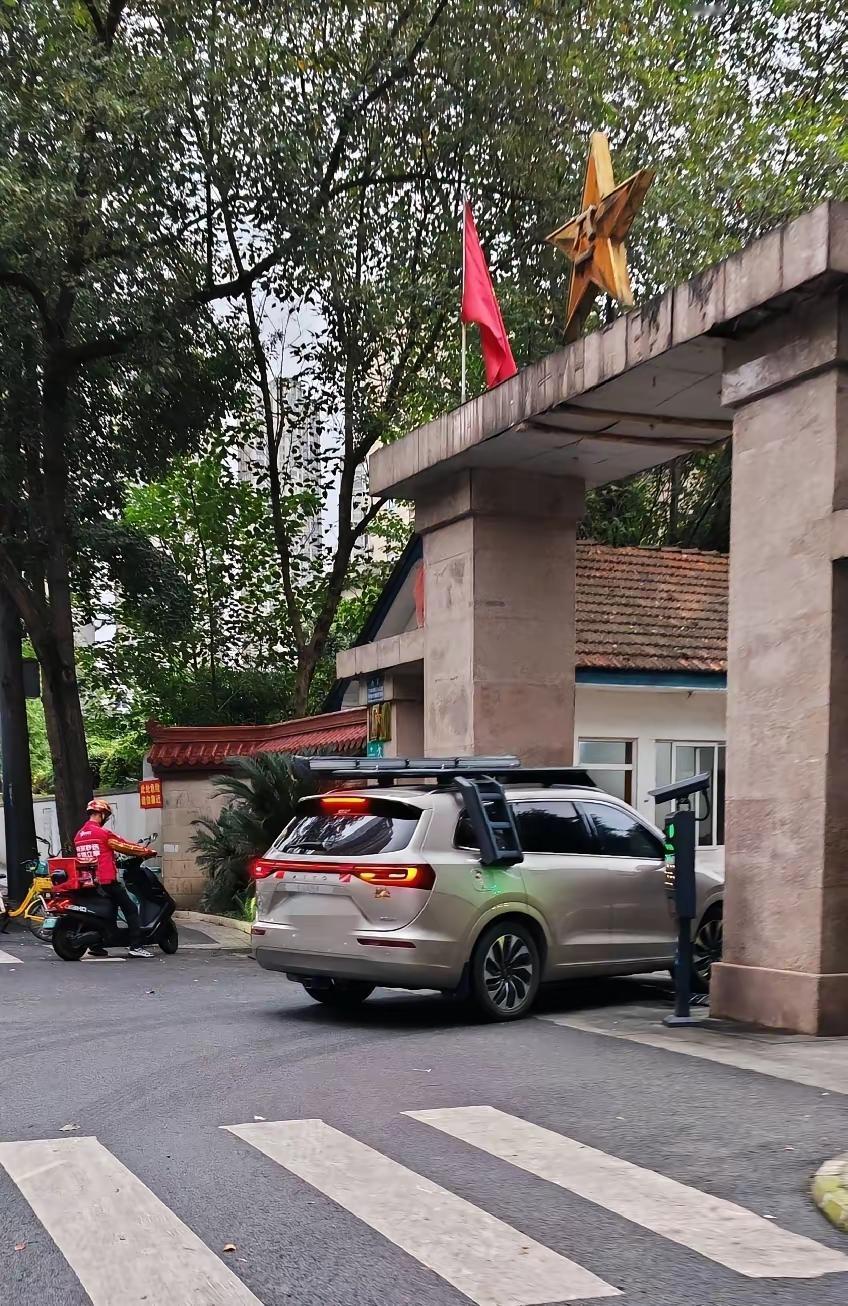 还不如不按呢，按了反而越丑了[笑着哭]