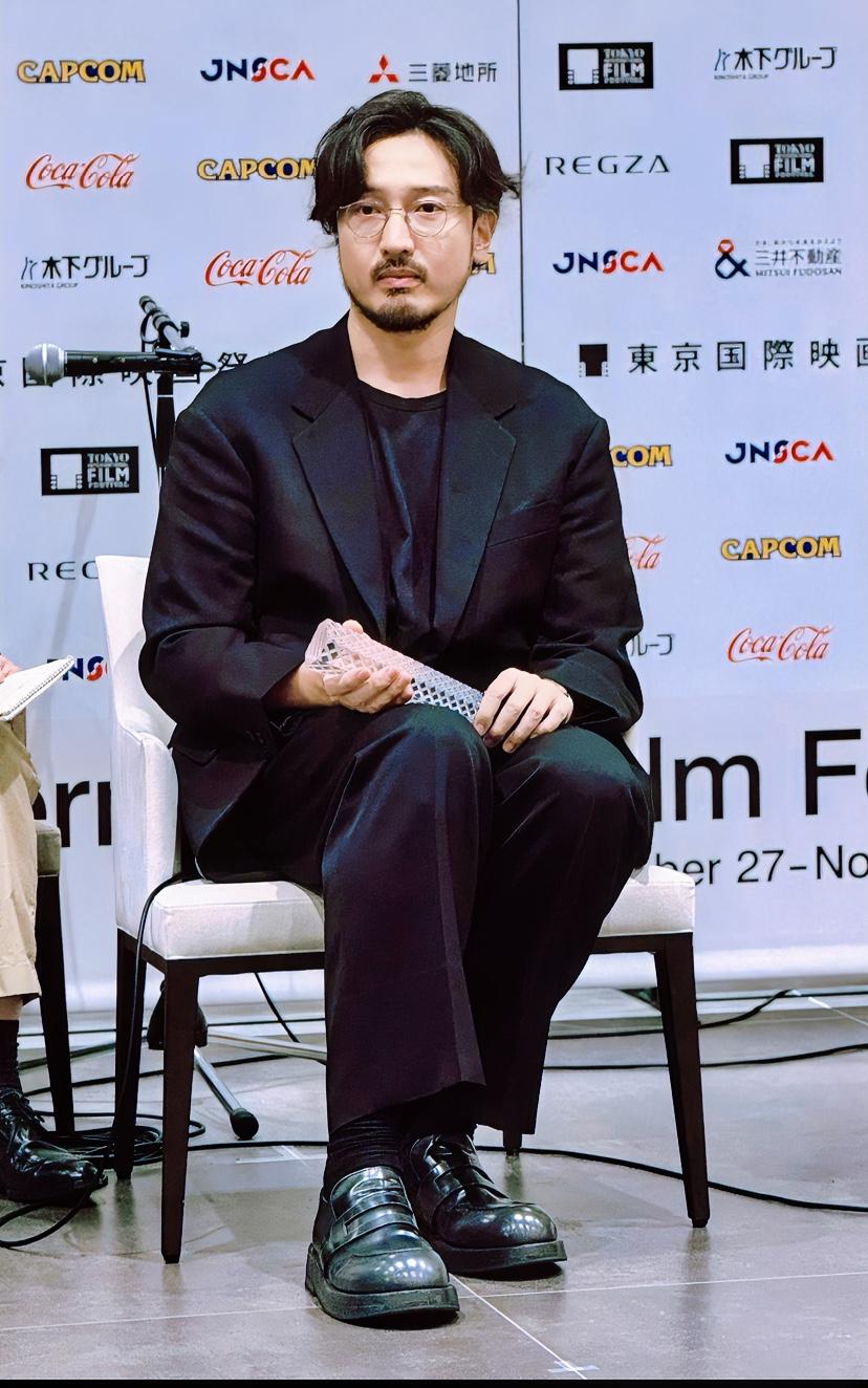 王传君和日本是真有点缘分……第一个大爆角色是个日本人，第一个大奖是东京电影节