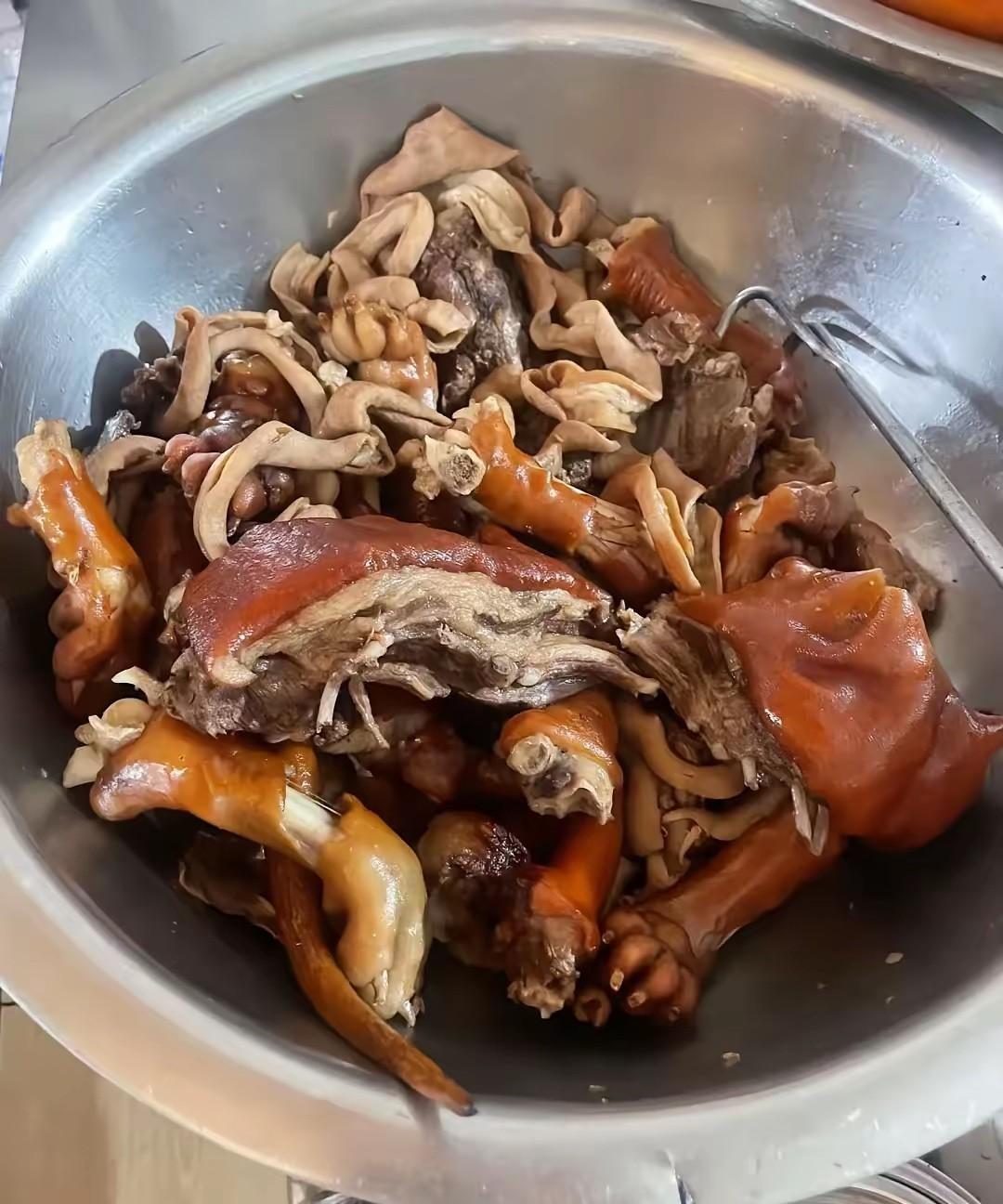 我就觉得狗肉很好吃啊，看它色泽诱人，香气扑面而来，再加点香料和高汤一焖，味道不敢