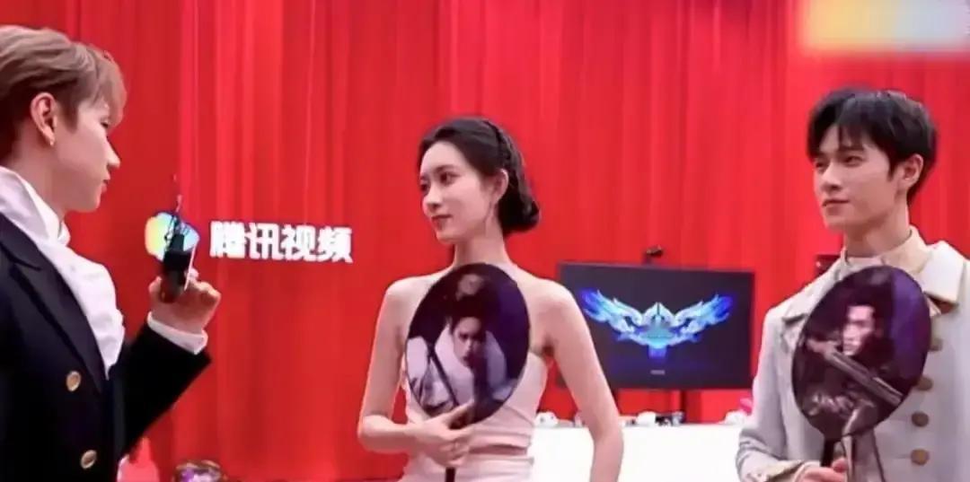 后台灯啪地熄灭，孟子义攥着写歌纸条，心跳比鼓点还响。汪苏泷扫一眼行程表，吐