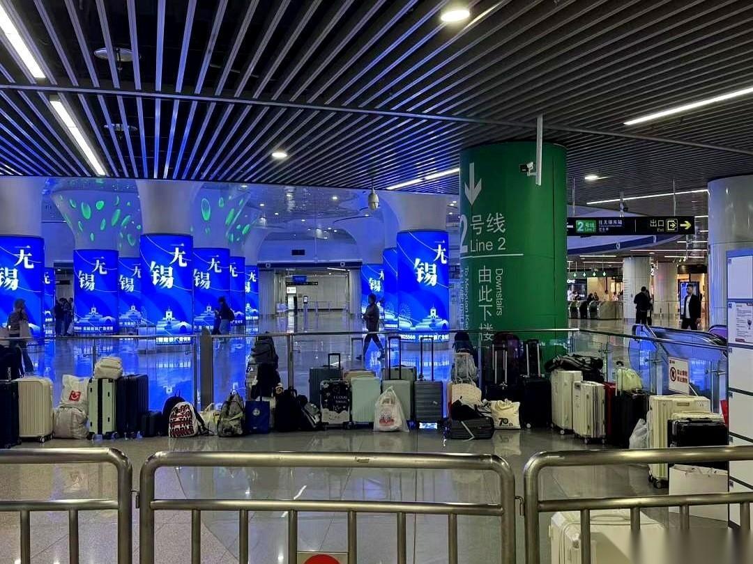 我真的服了,无锡三阳广场的行李寄存处都给塞爆了。周末坐高铁来玩的年轻人,是不是