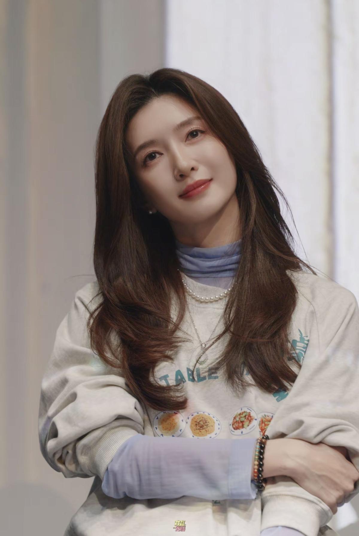 谁懂啊！江疏影这身穿搭也太舒服了吧🥹紫纱打底+浅蓝牛仔裤，松弛感拉满