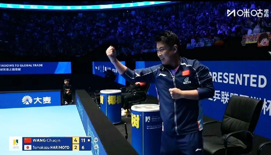 亚洲杯王楚钦夺冠后，看看王皓是怎么“得瑟”的，瞬间化身“变脸大师”，更是恨