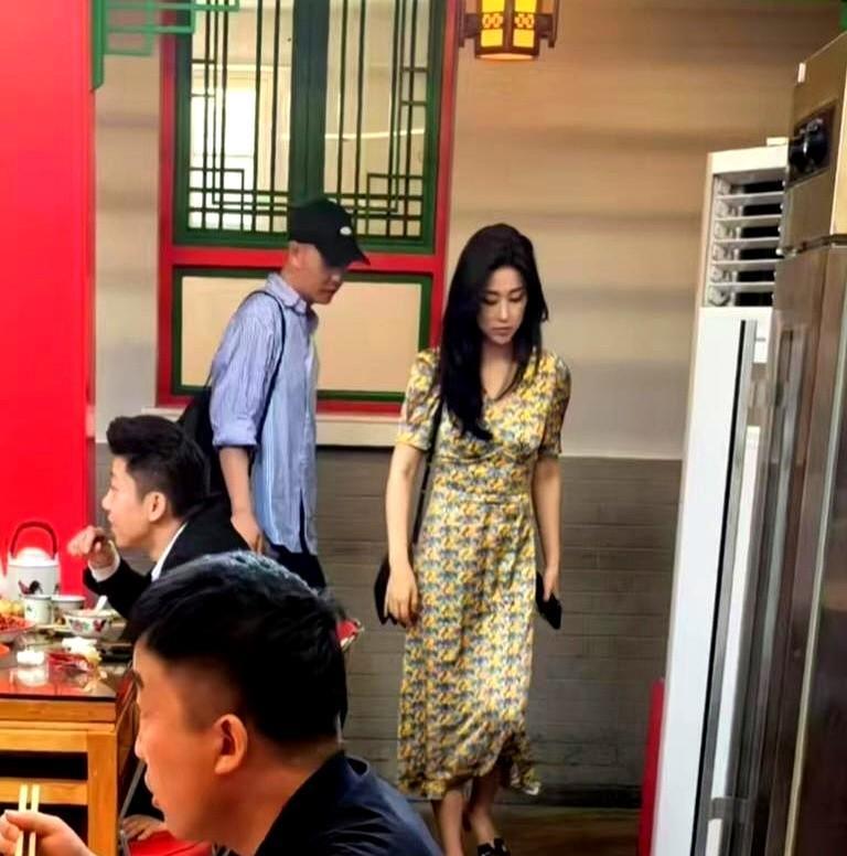 ☁40岁朱珠现身北京一家餐馆，长裙配拖鞋，一头长发飘飘，实在太美了！女明