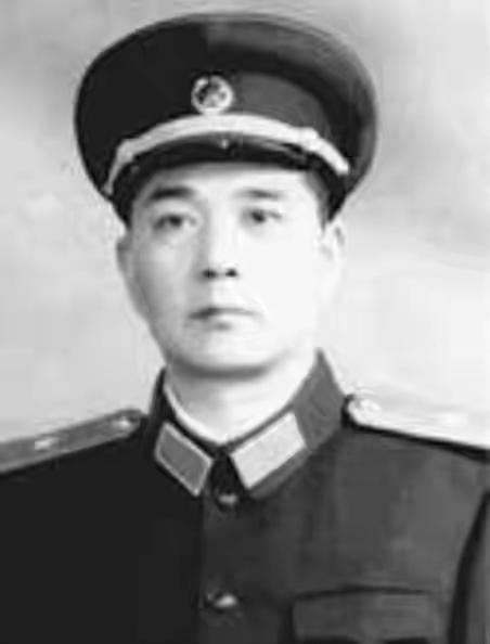 1964年，开国大校李元明突然因静脉炎住进301医院，病情却一天天加重。