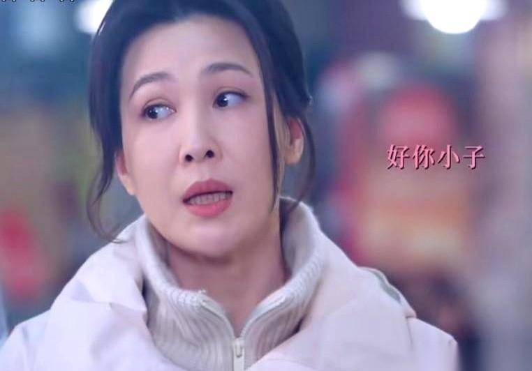 “这是我同事。”小伙子耳朵都红透了，憋半天，就憋出这么一句。下一秒，亲妈推门