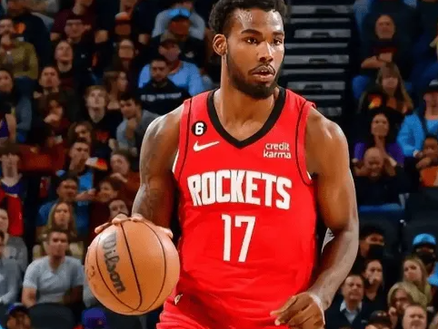 火箭记者更新社媒，在点评火箭目前的进攻问题时说：“我们已经看到阿门-汤普森经常