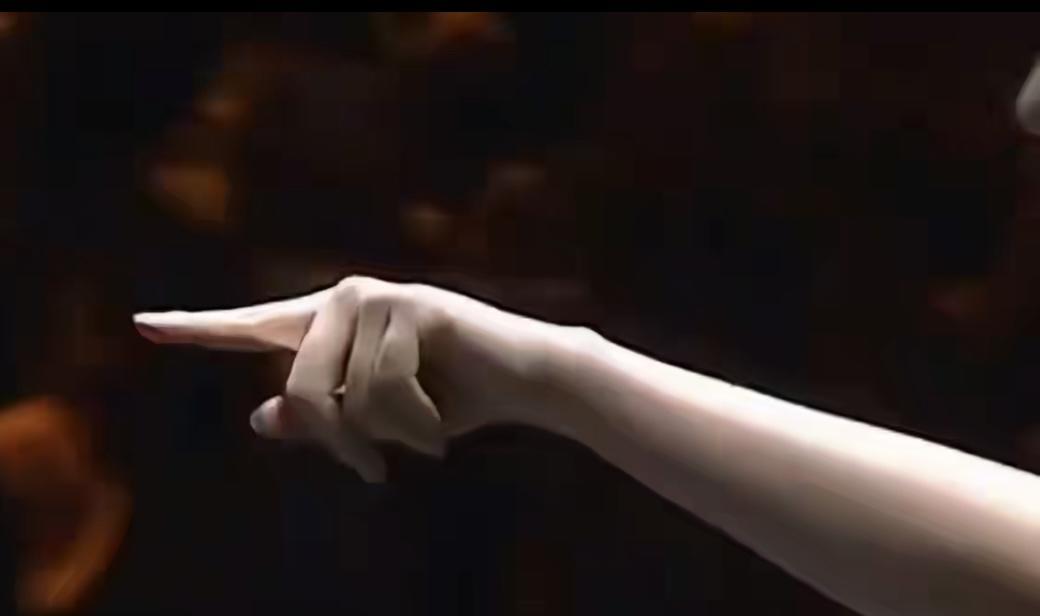 莎莎在第四局4:8落后，大比分1:2落后，王曼昱打了一个擦边球，这个球非常的不明