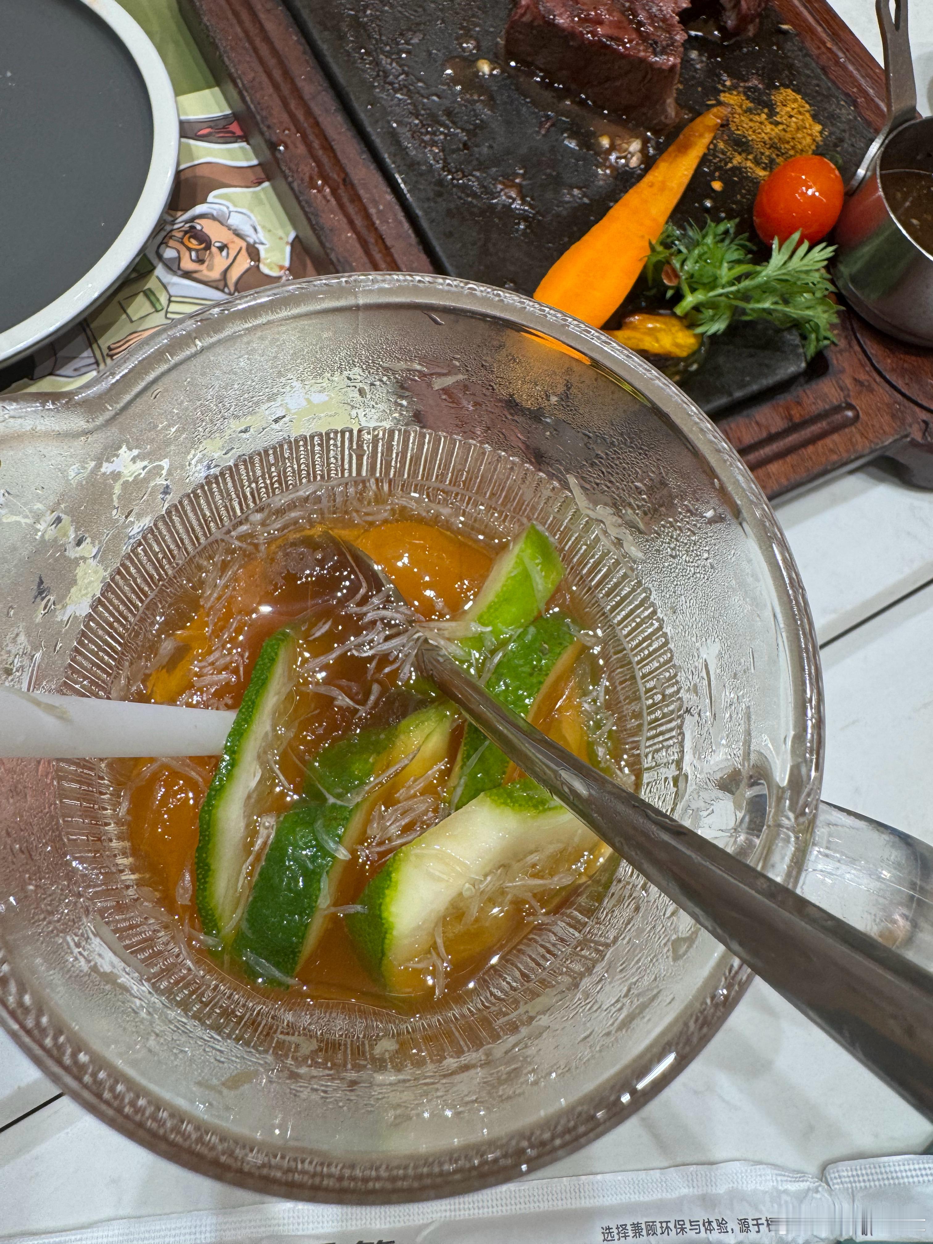 生活无解，美食来填。青柠饮品碰上滋滋冒油的牛排，这一口下去，快乐满满，就是这么简