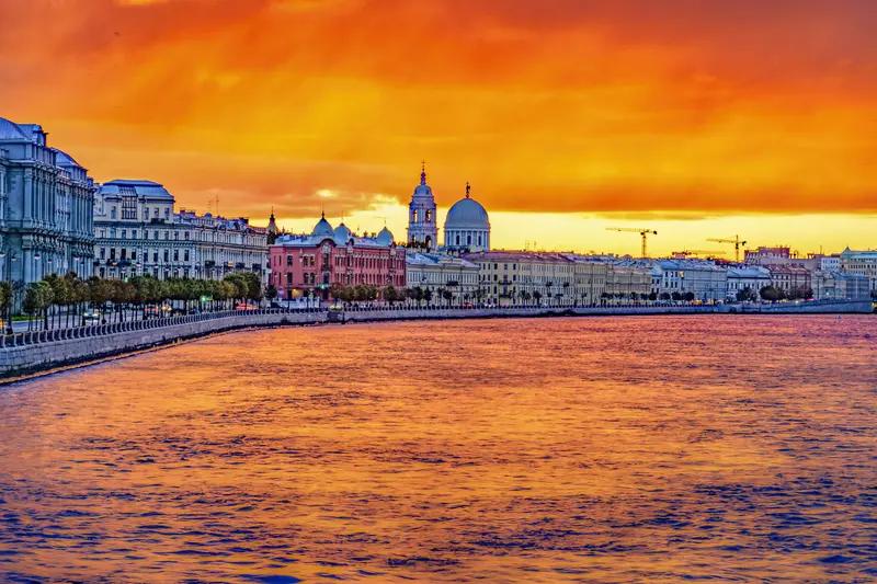 圣彼得堡发生爆炸并燃起大火】圣彼得堡一家大型市场发生大火，并伴有多起爆炸。俄罗斯