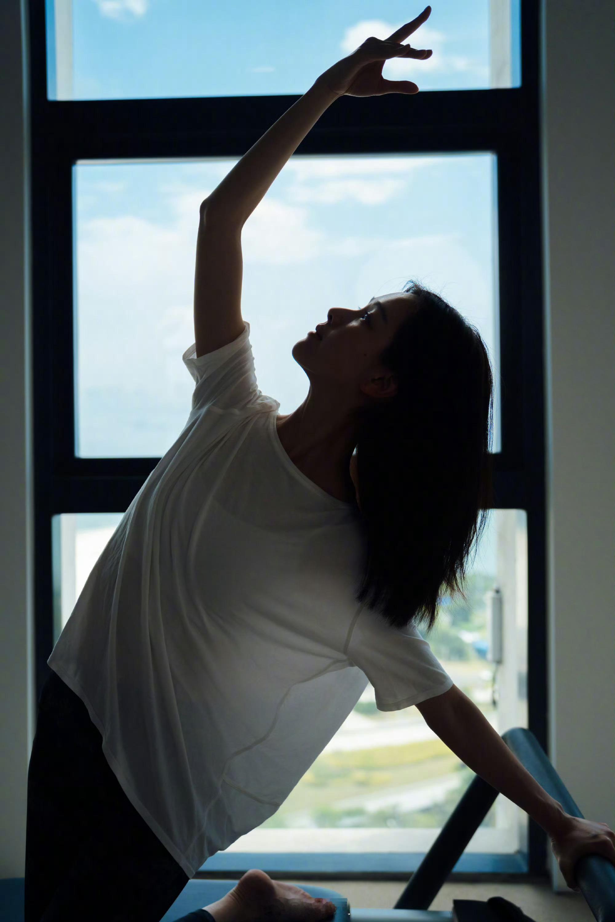 陈都灵泳池照陈都灵这身材这颜值，真的太美了​​​