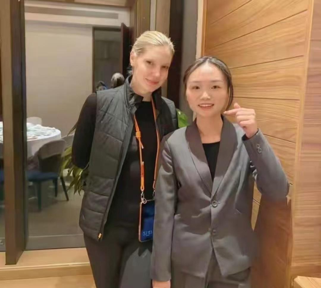 50岁撒贝宁和老婆在新疆被偶遇，撒贝宁好阳光，老婆穿紧身裤亮眼