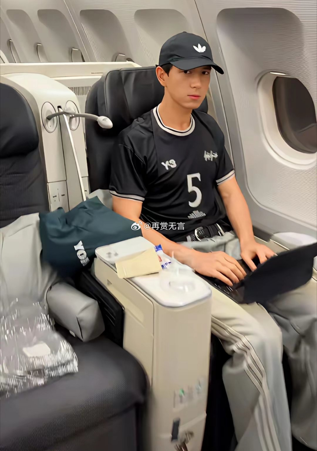 我还以为明星坐飞机都是包机的，没想到也和我们普通经济舱一块飞。