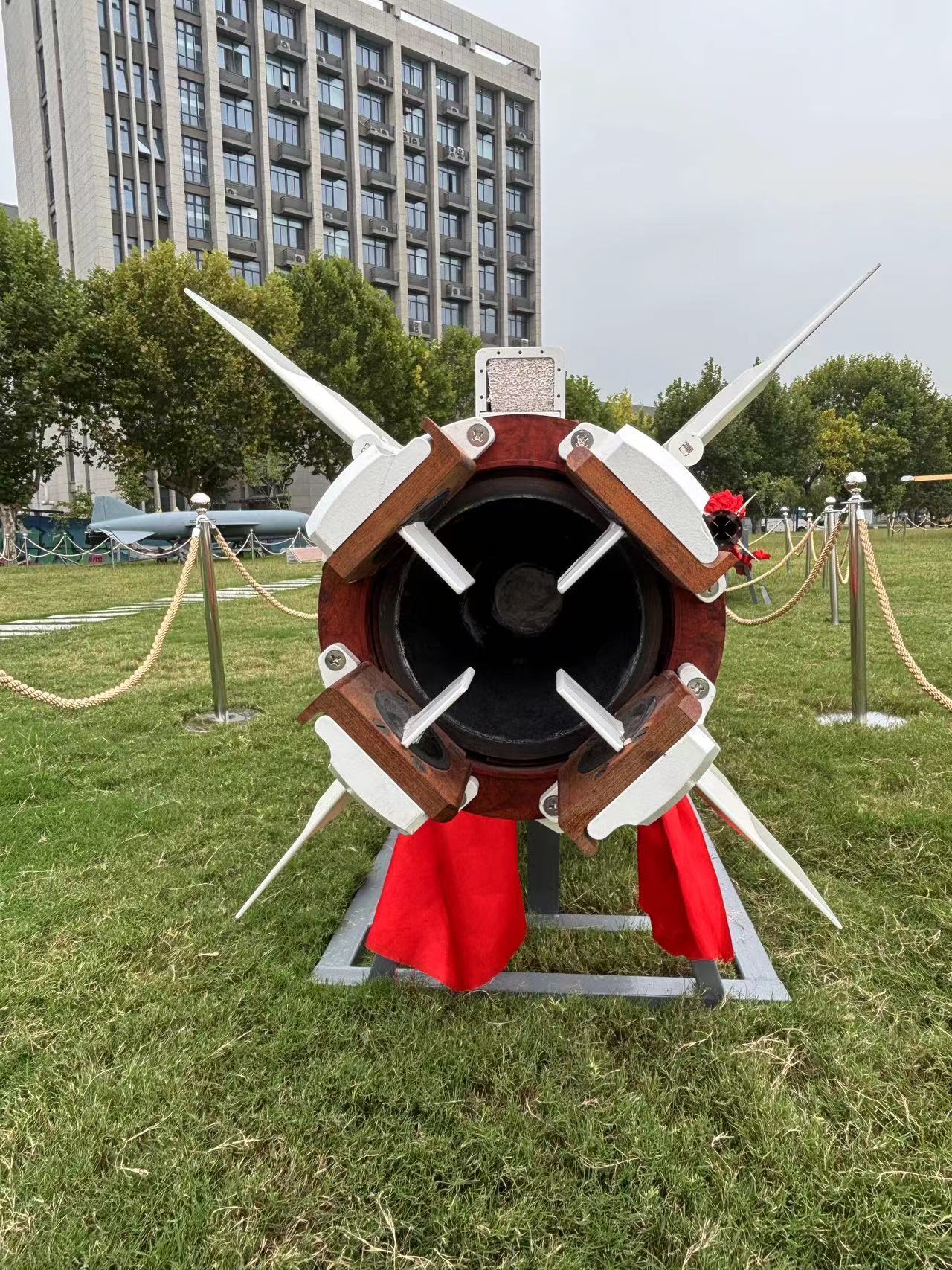 #飞扬军事#南京航空航天大学喜提LY-70R、LY-80防空导弹各一枚LY-70R防空导弹，它是LY