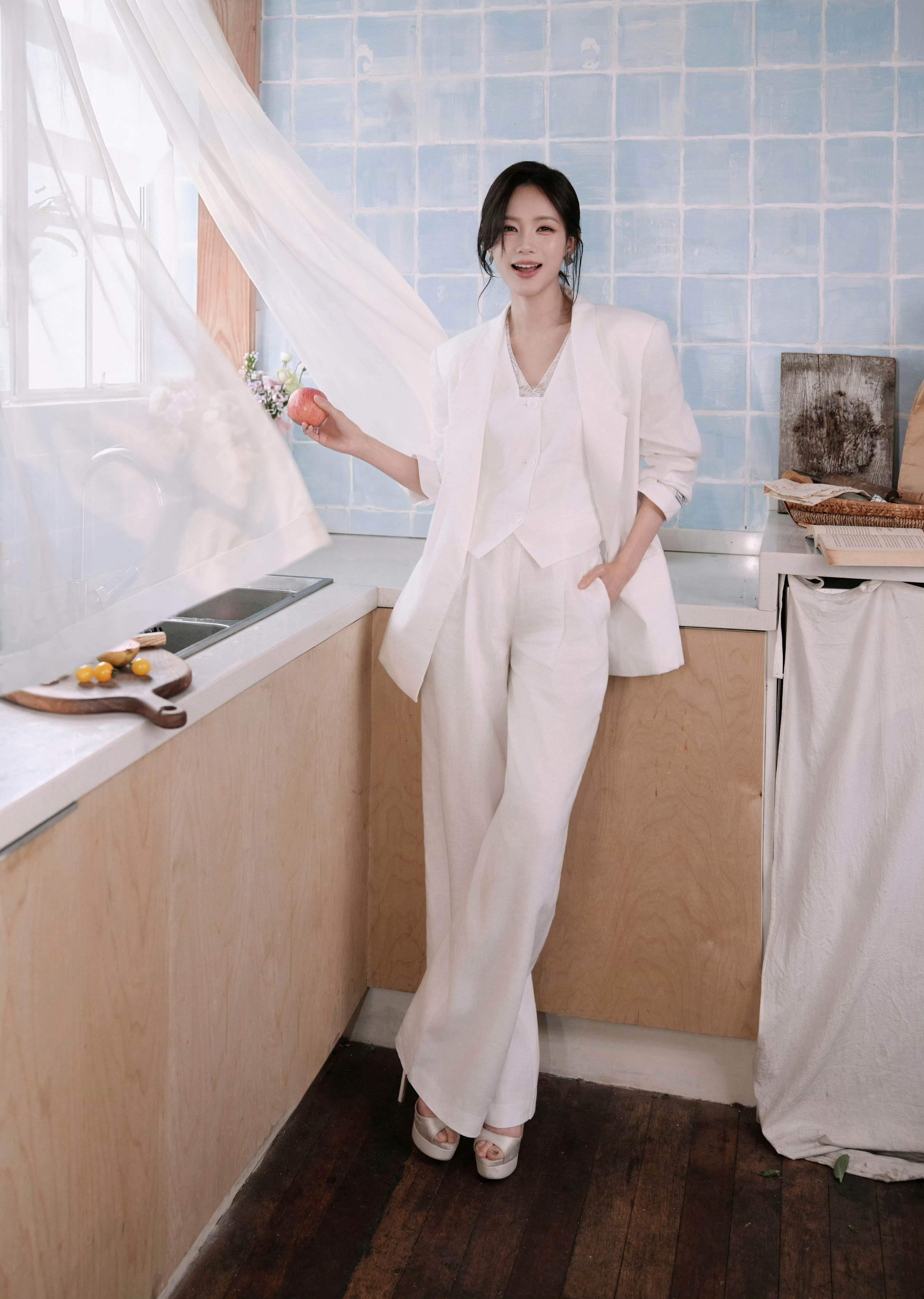 【人像摄影】演员李一桐。李一桐蛇女造型李一桐脖子盘蛇​​​