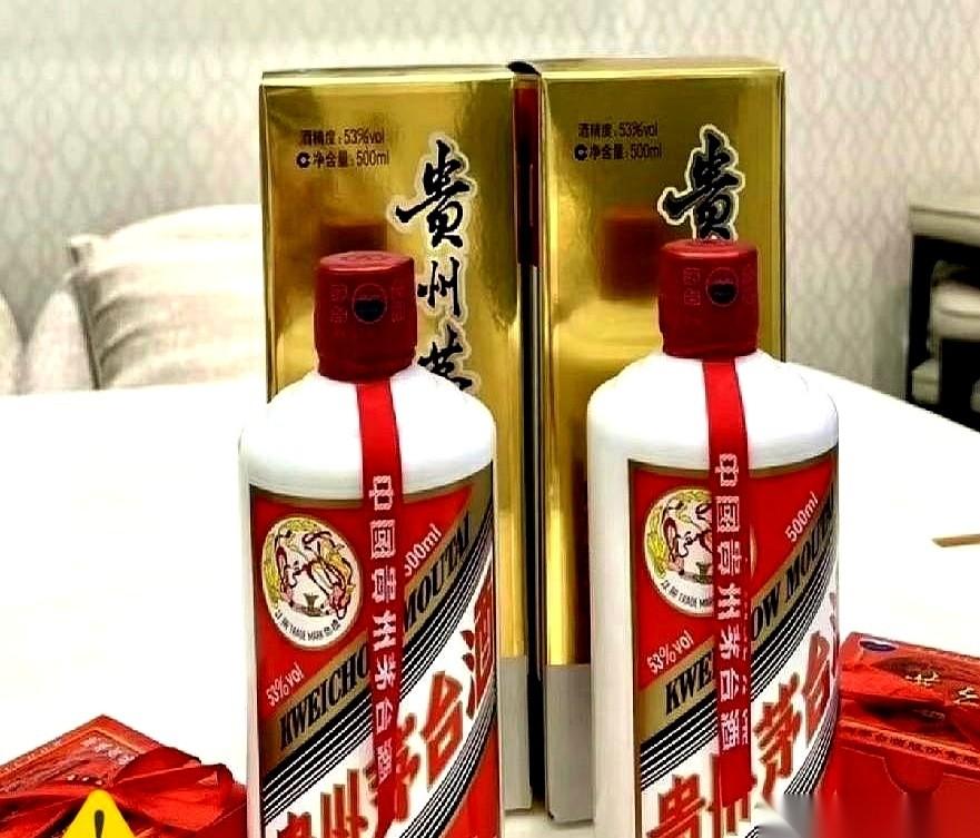 我们小区群昨天炸了。老刘，就是那个特爱聊天的，拿了两瓶亲戚送的飞天去当铺，想着